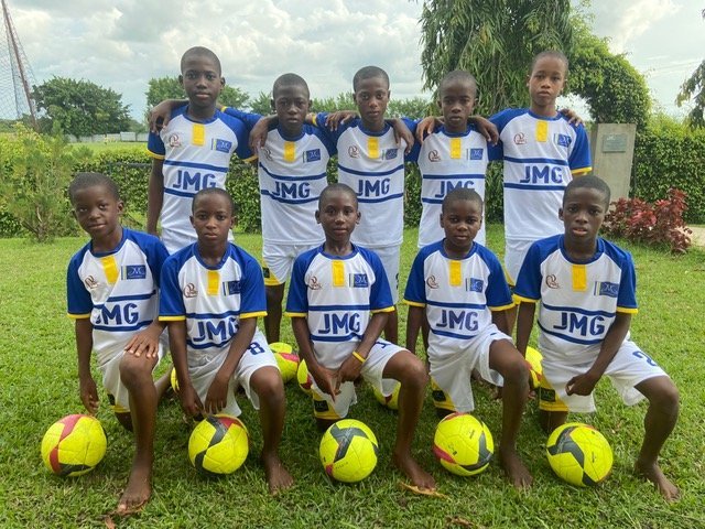 uniforme-blanc-de-la-promotion-3-de-academie-jmg-cote-ivoire