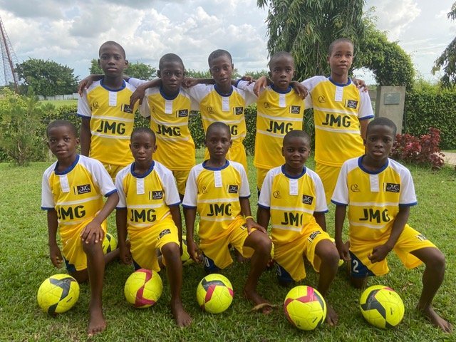 uniforme-jaune-de-la-promotion-3-de-academie-jmg-cote-ivoire